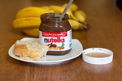 Опарник 18-ое июля 2017, пробочки, Ирландии - Nutella и кусок домодельного пролома с здоровыми плодоовощами стоковая фотография Опарник 18-ое июля 2017, пробочки, Ирландии - Nutella и кусок домодельного пролома с здоровыми плодоовощами стоковая фотография
