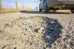 Опасное отверстие в поверхности асфальта шоссе с проходить автомобиль стоковые фото Опасное отверстие в поверхности асфальта шоссе с проходить автомобиль стоковые фото