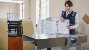 Оператор печати смотрит законченный продукт стоковая фотография Оператор печати смотрит законченный продукт стоковая фотография