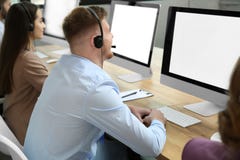 Оператор службы технической поддержки работая с коллегами стоковое фото rf Оператор службы технической поддержки работая с коллегами стоковое фото rf