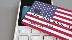 Оплата или стержень POS при кредитная карточка отличая флагом Соединенных Штатов Американские розничные коммерция или банковская стоковые фото Оплата или стержень POS при кредитная карточка отличая флагом Соединенных Штатов Американские розничные коммерция или банковская стоковые фото
