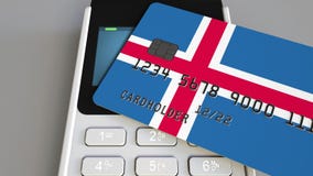 Оплата или стержень POS при кредитная карточка отличая флагом Исландии Исландская розничная коммерция или банковская система стоковая фотография rf Оплата или стержень POS при кредитная карточка отличая флагом Исландии Исландская розничная коммерция или банковская система стоковая фотография rf