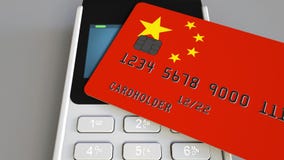 Оплата или стержень POS при кредитная карточка отличая флагом Китая Китайские розничные коммерция или банковская система схематич стоковое фото rf Оплата или стержень POS при кредитная карточка отличая флагом Китая Китайские розничные коммерция или банковская система схематич стоковое фото rf