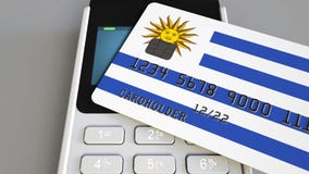 Оплата или стержень POS при кредитная карточка отличая флагом Уругвая Коммерция или банковская система уругвайца розничные стоковое фото Оплата или стержень POS при кредитная карточка отличая флагом Уругвая Коммерция или банковская система уругвайца розничные стоковое фото