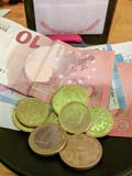 Оплата счета на таблице ресторана стоковые фото Оплата счета на таблице ресторана стоковые фото