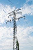 опора 110 kV высоковольтная с 2 оптически заземленными кабелями стоковые фотографии rf опора 110 kV высоковольтная с 2 оптически заземленными кабелями стоковые фотографии rf