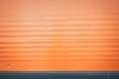 Оранжевая горизонтальная striped предпосылка с тенями на сторонах стоковые фото Оранжевая горизонтальная striped предпосылка с тенями на сторонах стоковые фото