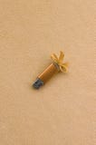 Оранжевая карта флэш-памяти usb с голубым смычком лежит на одеяле мягкой и меховой светлооранжевой ткани ватки Классический женск стоковая фотография rf Оранжевая карта флэш-памяти usb с голубым смычком лежит на одеяле мягкой и меховой светлооранжевой ткани ватки Классический женск стоковая фотография rf