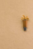 Оранжевая карта флэш-памяти usb с голубым смычком лежит на одеяле мягкой и меховой светлооранжевой ткани ватки Классический женск стоковые изображения Оранжевая карта флэш-памяти usb с голубым смычком лежит на одеяле мягкой и меховой светлооранжевой ткани ватки Классический женск стоковые изображения