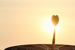Оранжевая стрелка ударяя центр цели dartboard стоковые фото Оранжевая стрелка ударяя центр цели dartboard стоковые фото