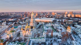 Оранжевый заход солнца и облако над городским пейзажем Киевом, Украиной, Европой Стоковые Изображения Оранжевый заход солнца и облако над городским пейзажем Киевом, Украиной, Европой Стоковые Изображения