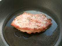 Органическое сваренное зажаренное мясо стейка свиной отбивной с solt, перцем, розмариновым маслом и маслом на черной предпосылке стоковые фотографии rf Органическое сваренное зажаренное мясо стейка свиной отбивной с solt, перцем, розмариновым маслом и маслом на черной предпосылке стоковые фотографии rf