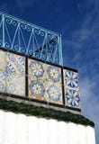 Орнаментальные перила на террасе верхней части крыши и зеленые черепицы в Тунисе Стоковое фото RF Орнаментальные перила на террасе верхней части крыши и зеленые черепицы в Тунисе Стоковое фото RF