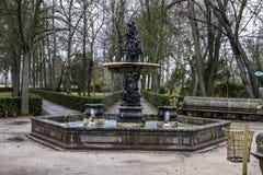 Орнаментальные фонтаны дворца Аранхуэса, Мадрида, Испании стоковые фотографии rf Орнаментальные фонтаны дворца Аранхуэса, Мадрида, Испании стоковые фотографии rf