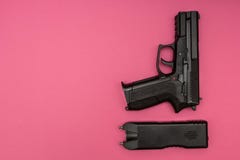 Оружи на розовой предпосылке, правоохранительные органы стоковое изображение rf Оружи на розовой предпосылке, правоохранительные органы стоковое изображение rf