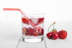 Освежая вода от красных ягод в стекле на деревянном столе Домодельные вкусные и здоровые напитки стоковые изображения rf Освежая вода от красных ягод в стекле на деревянном столе Домодельные вкусные и здоровые напитки стоковые изображения rf
