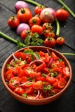 Освежая салат лета с свежими овощами стоковое изображение Освежая салат лета с свежими овощами стоковое изображение