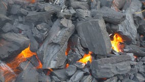 Освещать огонь угля Освещать огонь угля