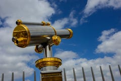 Осмотр достопримечательностей золотого и стального телескопа стоковая фотография Осмотр достопримечательностей золотого и стального телескопа стоковая фотография