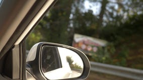 Осмотрите вне зеркало заднего вида, когда автомобиль проходит вдоль дороги летом 4k, стрельба замедления акции видеоматериалы Осмотрите вне зеркало заднего вида, когда автомобиль проходит вдоль дороги летом 4k, стрельба замедления акции видеоматериалы