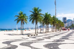 Осмотрите пляж Copacabana с ладонями и мозаикой тротуара в Рио-де-Жанейро Стоковое Фото Осмотрите пляж Copacabana с ладонями и мозаикой тротуара в Рио-де-Жанейро Стоковое Фото