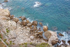 Осмотрите сверху на море и камнях или утесах в городе Taormina Остров Сицилии, Италии Красивый и сценарный взгляд стоковое изображение Осмотрите сверху на море и камнях или утесах в городе Taormina Остров Сицилии, Италии Красивый и сценарный взгляд стоковое изображение