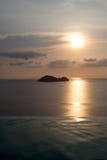 Остров моря на горизонте за пейзажным бассейном под красивым небом захода солнца стоковое фото Остров моря на горизонте за пейзажным бассейном под красивым небом захода солнца стоковое фото