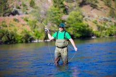 Отливка рыболова мухы на реке Deschutes стоковая фотография Отливка рыболова мухы на реке Deschutes стоковая фотография