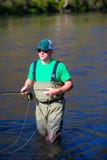 Отливка рыболова мухы на реке Deschutes стоковая фотография Отливка рыболова мухы на реке Deschutes стоковая фотография