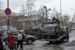 Отбуксировка незаконно припаркованного автомобиля которое нарушало местное сообщение и паркуя законы стоковое фото rf Отбуксировка незаконно припаркованного автомобиля которое нарушало местное сообщение и паркуя законы стоковое фото rf