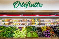 Отдел фрукта и овоща с многочисленными разнообразиями стоковая фотография Отдел фрукта и овоща с многочисленными разнообразиями стоковая фотография