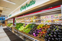 Отдел фрукта и овоща с многочисленными разнообразиями стоковые фото Отдел фрукта и овоща с многочисленными разнообразиями стоковые фото