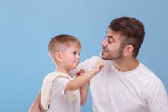 Отец с малым сыном, малый мальчик почистит его зубы щеткой папы с зубной щеткой Сухой завтрак в ложке стоковые фото Отец с малым сыном, малый мальчик почистит его зубы щеткой папы с зубной щеткой Сухой завтрак в ложке стоковые фото