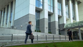 Отжатый работник мулата выходя деловый центр, европейская идя внутренность стоковое фото Отжатый работник мулата выходя деловый центр, европейская идя внутренность стоковое фото