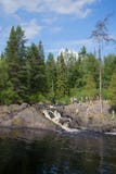 Отклонение к водопаду Ahvenkoski (водопаду Ruskeala) на солнечный летний день Karelia стоковая фотография Отклонение к водопаду Ahvenkoski (водопаду Ruskeala) на солнечный летний день Karelia стоковая фотография