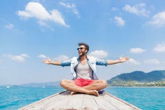 Отключение перемещения каникул моря океана шлюпки Таиланда длинного хвоста ветрила молодого человека туристское стоковое изображение Отключение перемещения каникул моря океана шлюпки Таиланда длинного хвоста ветрила молодого человека туристское стоковое изображение