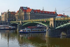 Отключения воды на шлюпках вдоль реки Влтавы очень популярны среди locals и туристов Стоковые Фотографии RF Отключения воды на шлюпках вдоль реки Влтавы очень популярны среди locals и туристов Стоковые Фотографии RF