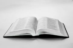 Открытая старая книга на таблице стоковая фотография Открытая старая книга на таблице стоковая фотография