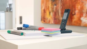 Отметка Whiteboard и покрашенные липкие примечания перед современной картиной стоковая фотография rf Отметка Whiteboard и покрашенные липкие примечания перед современной картиной стоковая фотография rf