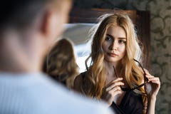 Отношение между человеком и женщиной Молодая красивая девушка смотрит ее друга стоковое изображение rf Отношение между человеком и женщиной Молодая красивая девушка смотрит ее друга стоковое изображение rf
