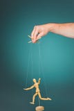 Отображайте марионетка в руках puppeteer стоковое изображение rf Отображайте марионетка в руках puppeteer стоковое изображение rf