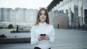 Отправьте SMS сообщению в посыльном или социальной сети, болтовне Timlider пробует проверить внутри для полета через чернь акции видеоматериалы Отправьте SMS сообщению в посыльном или социальной сети, болтовне Timlider пробует проверить внутри для полета через чернь акции видеоматериалы