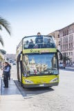 Отражение базилики St Peter на туристическом автобусе стоковые фотографии rf Отражение базилики St Peter на туристическом автобусе стоковые фотографии rf