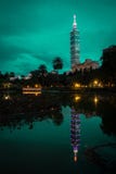 Отражение Тайбэя 101 в Сунь Ятсен мемориальном Hall стоковая фотография rf Отражение Тайбэя 101 в Сунь Ятсен мемориальном Hall стоковая фотография rf