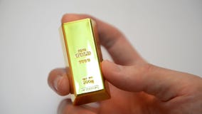 Отражения на стоге золота в слитках Отражения на стоге золота в слитках