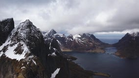 Отснятый видеоматериал Норвегия зверских гор воздушный Горы островов Lofoten скалистые Озера гор, дождливые горные пики видеоматериал Отснятый видеоматериал Норвегия зверских гор воздушный Горы островов Lofoten скалистые Озера гор, дождливые горные пики видеоматериал