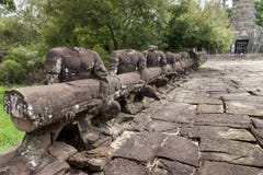 Отсутствие главных каменных статуй держа рельс руки за мостом стоковая фотография Отсутствие главных каменных статуй держа рельс руки за мостом стоковая фотография