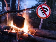 Отсутствие знака wifi около огня и бака на пляже цифровые концепция и пролом вытрезвителя от технологии стоковое изображение rf Отсутствие знака wifi около огня и бака на пляже цифровые концепция и пролом вытрезвителя от технологии стоковое изображение rf