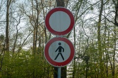 Отсутствие проходя знака стоковая фотография Отсутствие проходя знака стоковая фотография