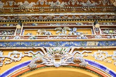 ОТТЕНОК, ВЬЕТНАМ, 28-ое апреля 2018: Часть старой стены с старым декоративным элементом Вьетнам стоковая фотография ОТТЕНОК, ВЬЕТНАМ, 28-ое апреля 2018: Часть старой стены с старым декоративным элементом Вьетнам стоковая фотография